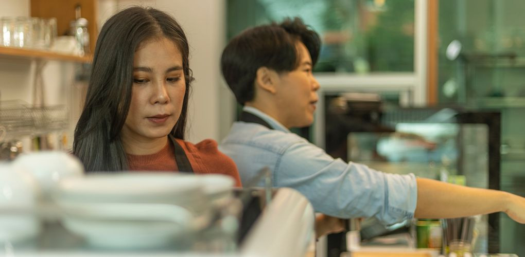 Des employés d'un café travaillant.