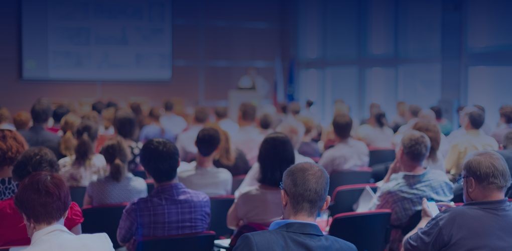 Personnes réunies dans un colloque.