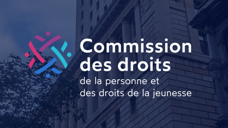 Logo de la Commission des droits devant une photo de l'Immeuble qui abrite son siège social.