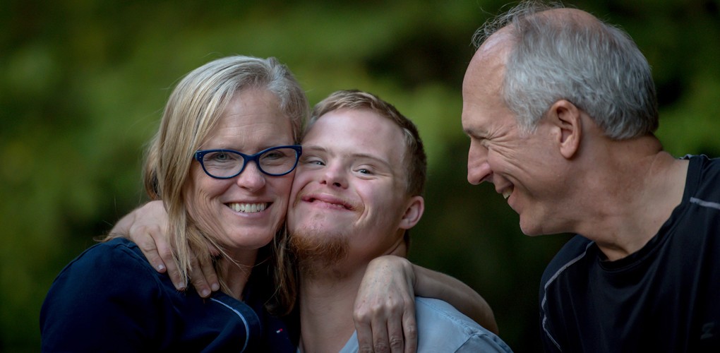 Photo de trois personnes dont une personne avec un handicap par Nathan Anderson sur Unsplash.