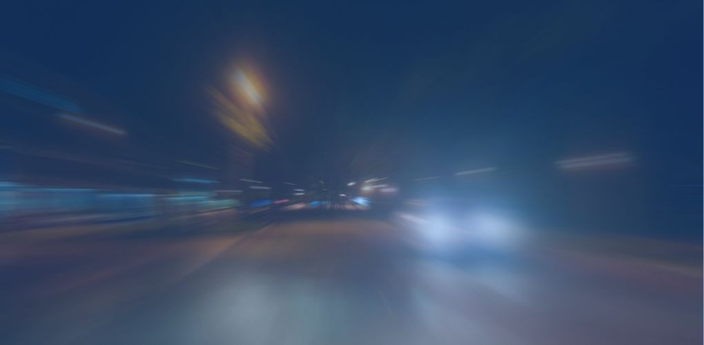 Photo de voitures de police au loin la nuit.