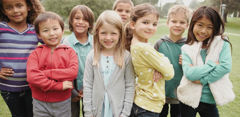 Sept enfants d'origines et d'âges divers posent pour la caméra.