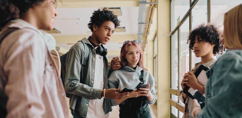 Des jeunes adolescents d'origines diverses discutant.