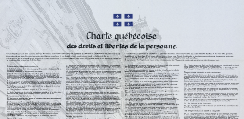 Une version papier de la Charte québécoise reproduite devant un immeuble qui apparait en transparence.