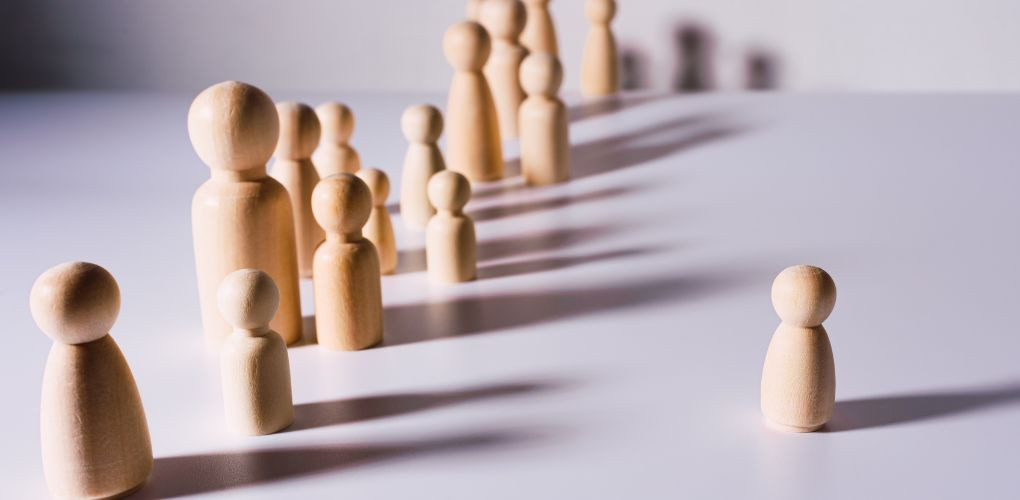 Des figurines en bois de différentes tailles et la portée de leur ombre.