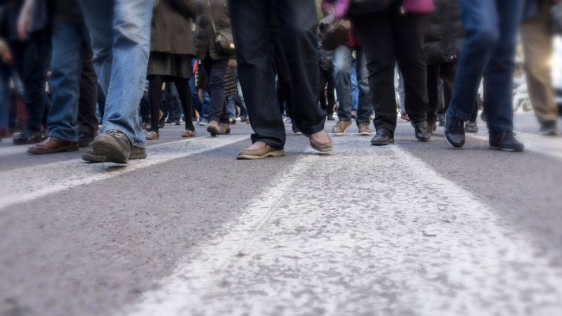 Photo de pieds de personnes qui manifeste dans une rue.