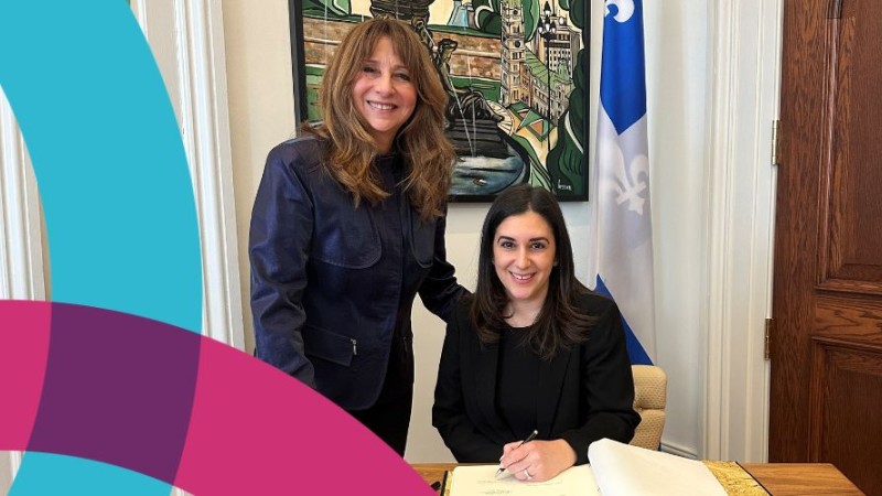 Photo de l'assermentation de Nadine Koussa où elle figure à côté de Nathalie Roy à l'Assemblée nationale du Québec.