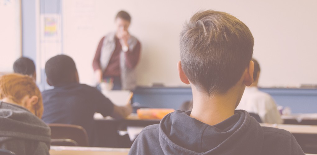 Photo avec filtre rosé d'un élève en classe par Taylor Wilcox prise sur Unsplash.