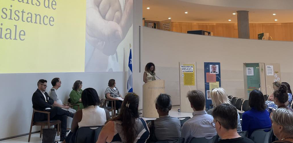 Myrlande Pierre prenant la parole lors du lancement de l'expostion Nous.