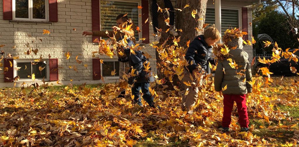 Enfants jouant des les feuilles.