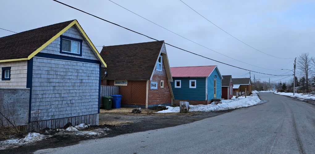Maisons le long d'une route gaspésienne.