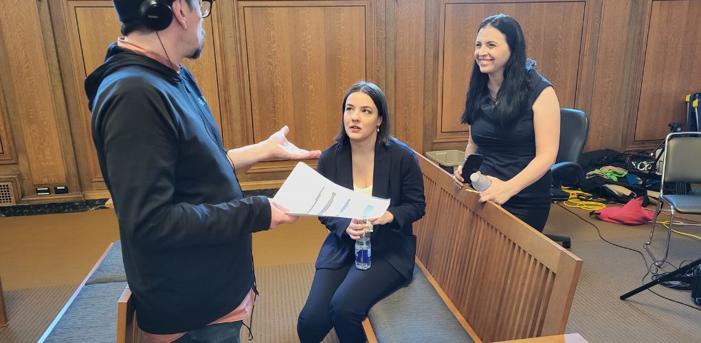 Avocates de la Comimssion parlant au réalisateur d'une capsule sur une situation judiciaire lors d'un tournage.